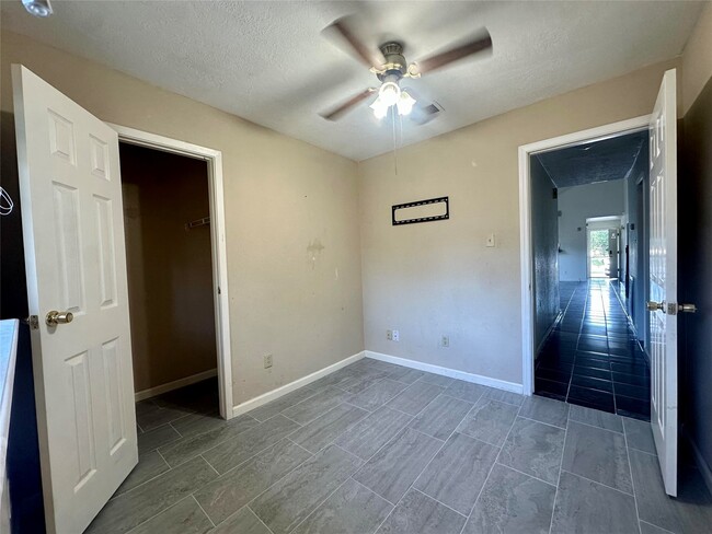 Building Photo - 5144 Beaverhill Dr