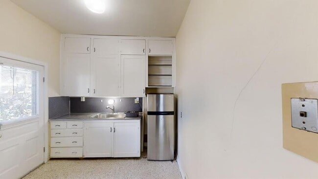 Building Photo - 406 N State St