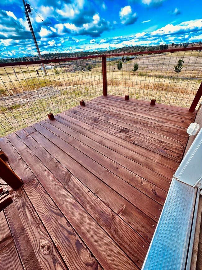 Building Photo - Stunning interior of this single level hom...