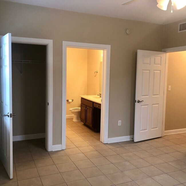 Building Photo - Beautiful One Bedroom Apartment in Fort Walton Beach!