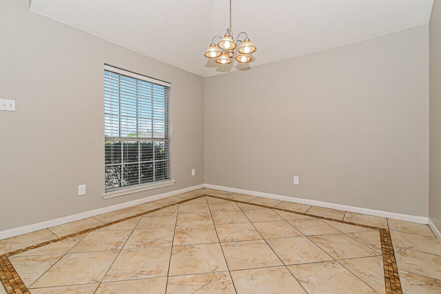 Building Photo - 1000 Chelsea Dr
