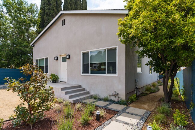 Building Photo - 1460 Yosemite Dr