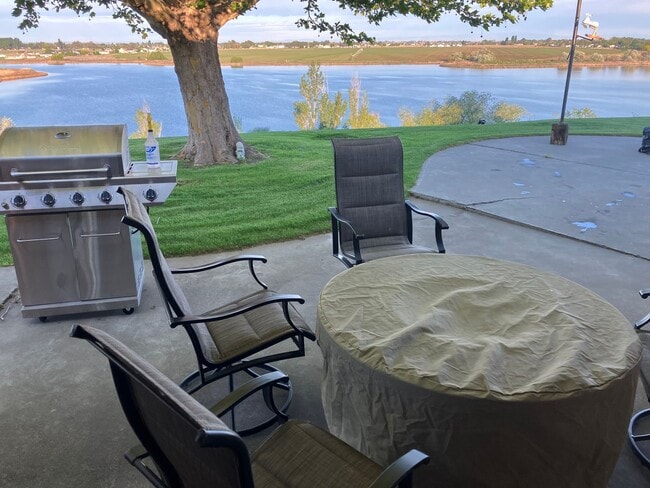 Building Photo - Lake Front Home For Rent! 1/2 Off First Full Months Rent Move in Special!!!