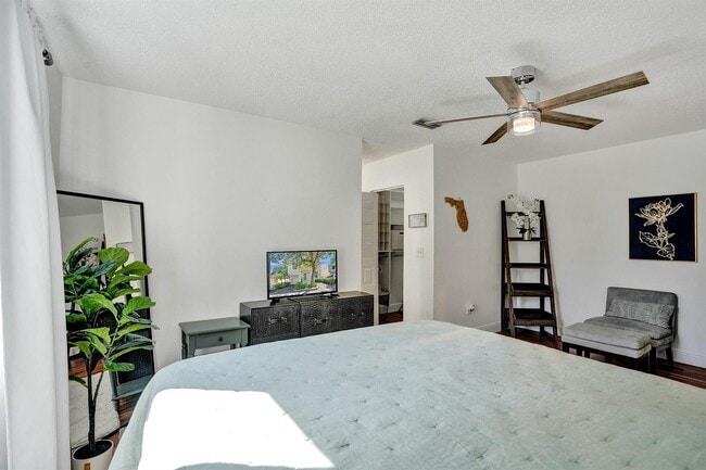 Building Photo - 9841 NW 9th Ct