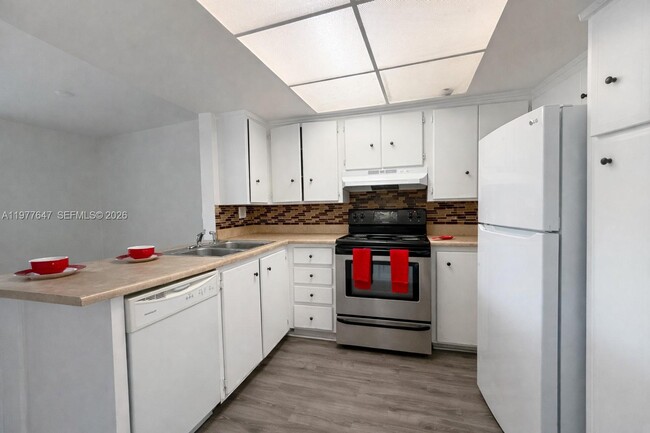 Building Photo - 7400 NW 76th Ct