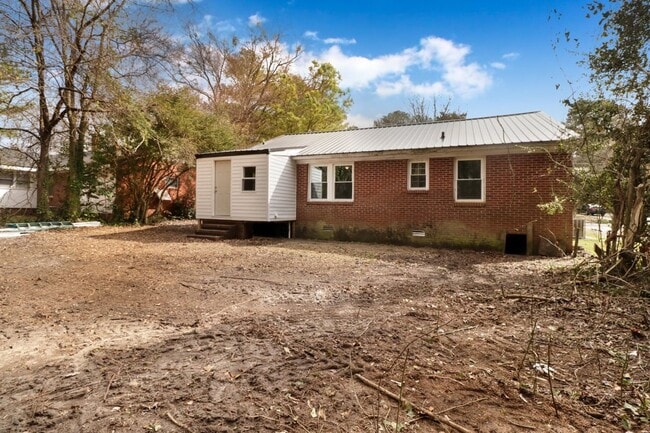 Building Photo - *RENOVATED & MOVE-IN READY* 3 BR, 2 BA in ...