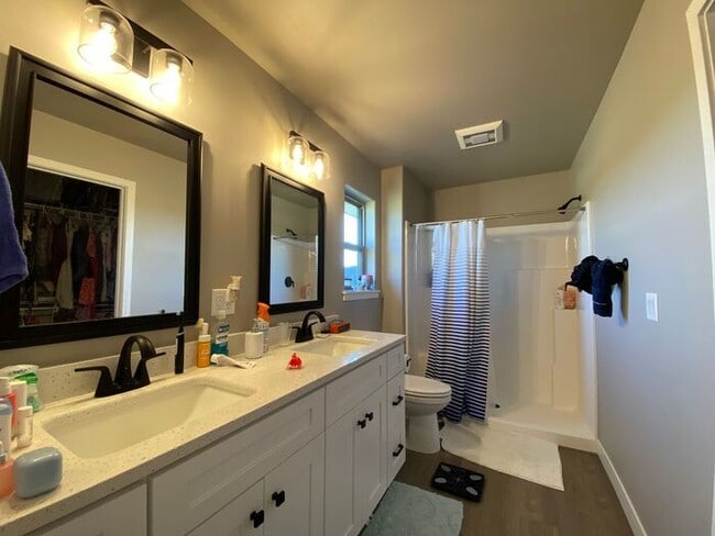 Building Photo - $2,600 | 4 Bedroom, 3.5 Bathroom House | Pets Negotiable | Available for a January 1st, 2026 Move...