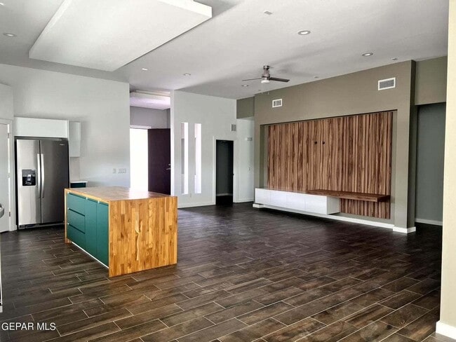 Building Photo - Open floor plan. 4 Bedrooms, 2.5 baths, 2 ...