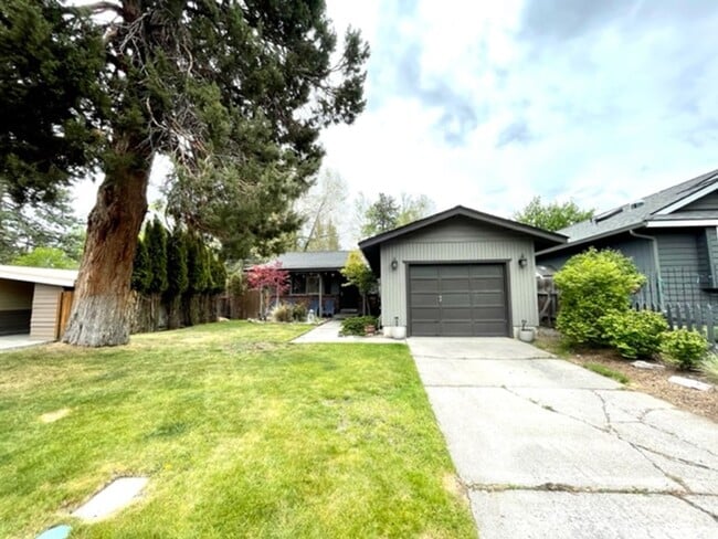 Building Photo - Single Level Westside Home with fabulous backyard!!