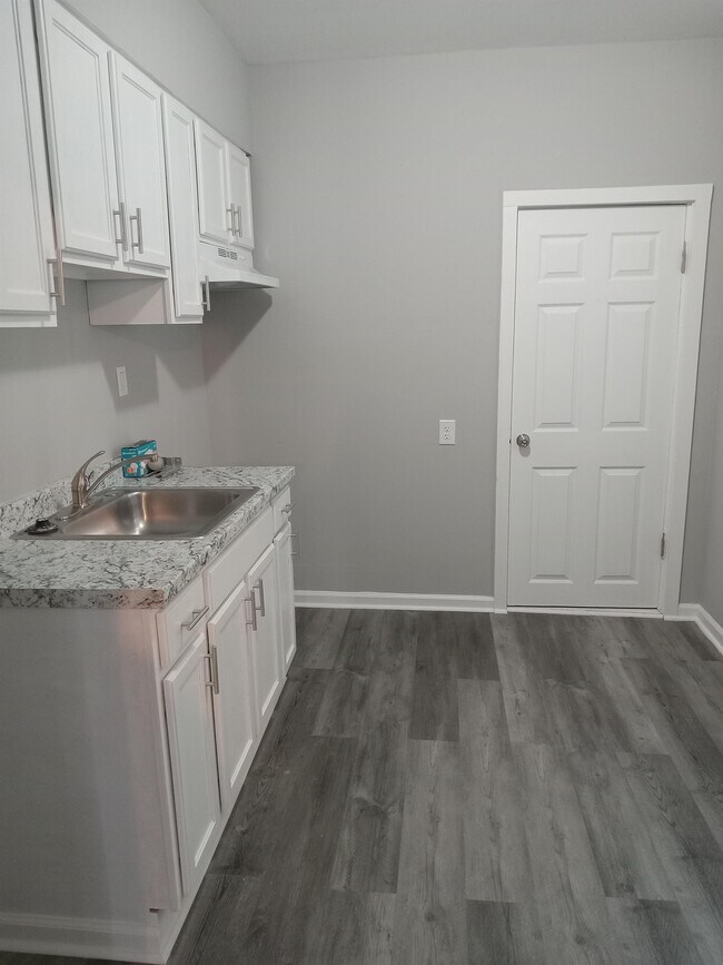 Building Photo - 211 E 13th St