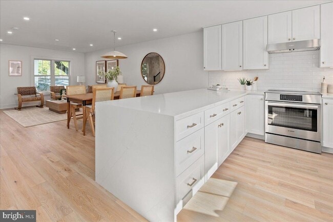 Building Photo - 911 N Irving St