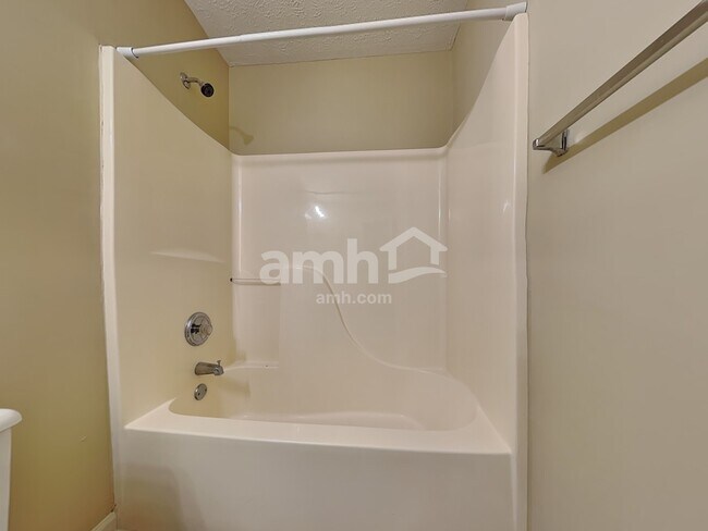 Building Photo - 210 Summer Hill Cir