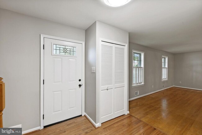 Building Photo - 6048 Redwood Ln