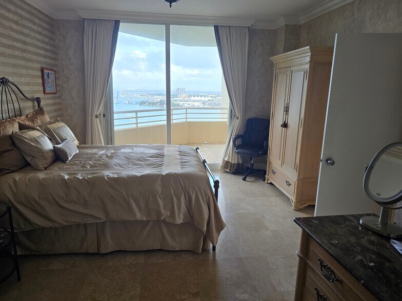 Building Photo - 888 Brickell Key Dr