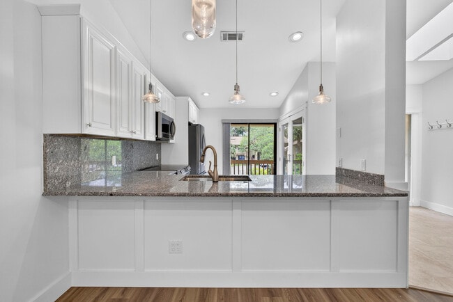 Building Photo - 13085 Belhaven Ct