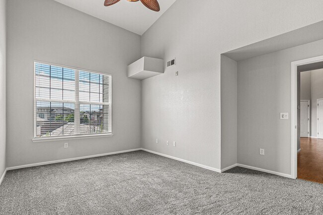 Building Photo - Awesome Penthouse Condo in Town Center Terrace!