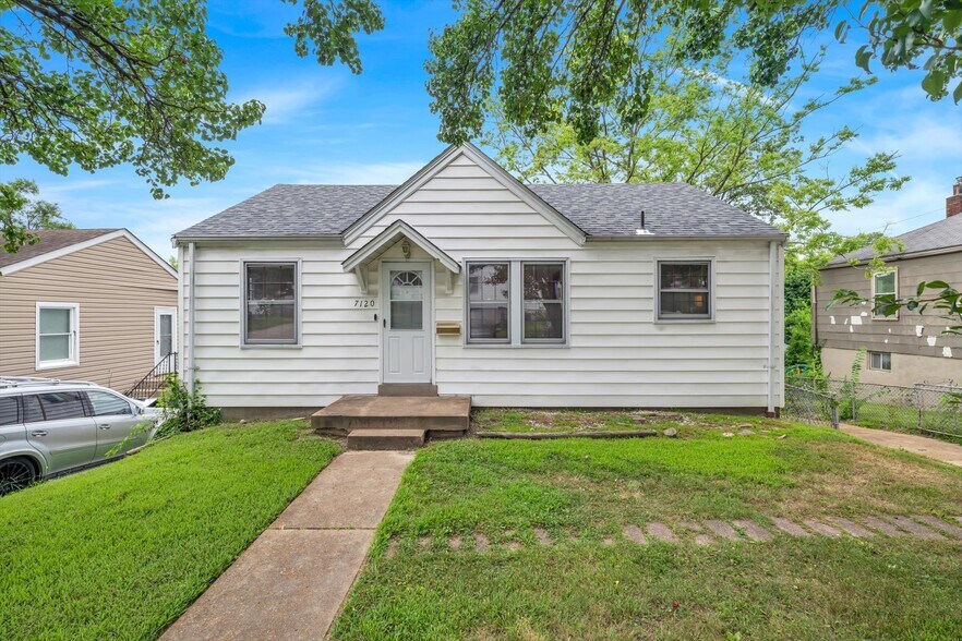Building Photo - 7120 Roslyn Dr