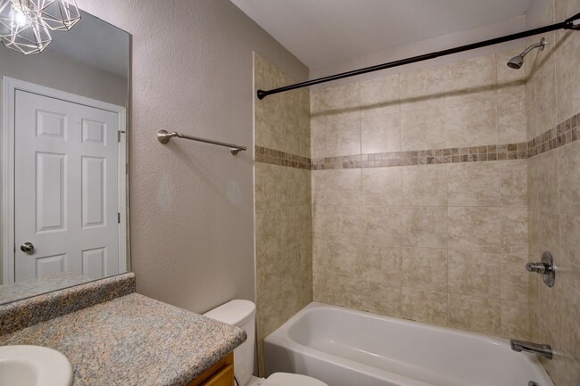 Building Photo - 2 bedroom Townhome w/Garage in Gated Commu...