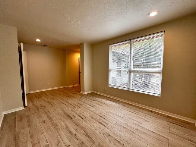 Building Photo - What a deal! a 3 bed house 5 min from DT a...