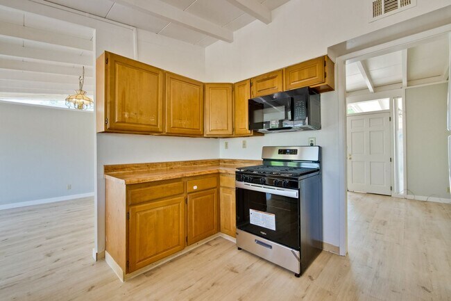 Building Photo - 3049 Harding Ave