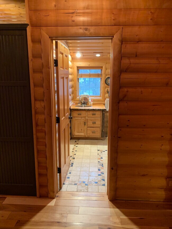 Building Photo - 4 W County Line Rd