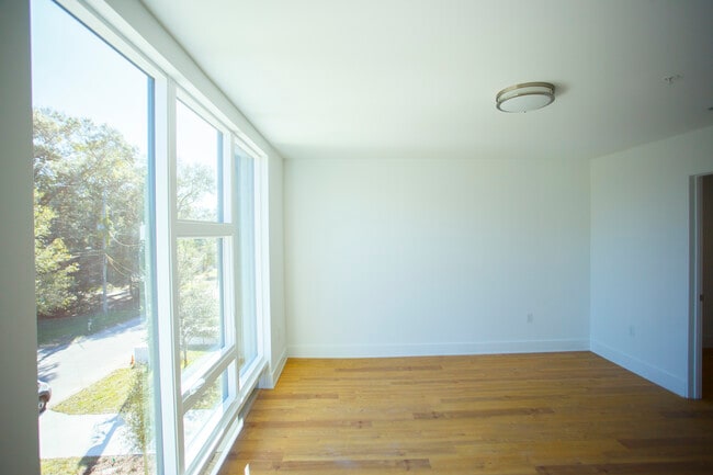 Building Photo - 1300 Francis Ave