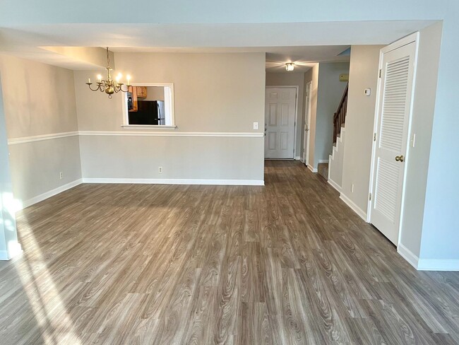 Building Photo - Fantastic Condo in established neighborhood