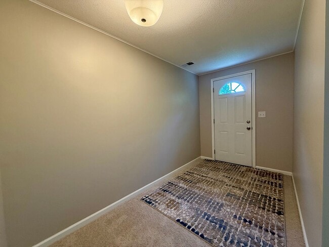 Building Photo - Remodeled 5BR/2BA Walkout Rambler Near Fish Lake Available Now! Lawn care Included!
