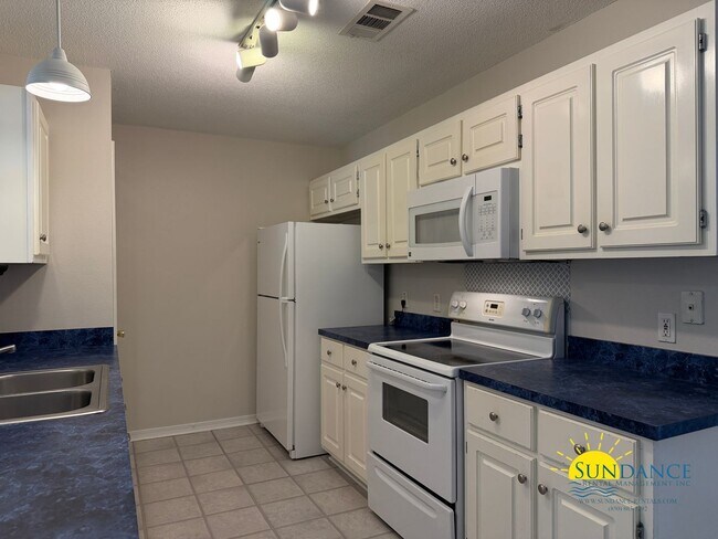 Building Photo - Great 3 Bedroom Home in Fort Walton Beach!