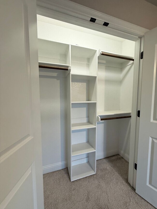 Building Photo - 3/2/2 - WATER + LAWN CARE Included + COMMUTER FRIENDLY