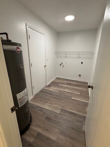 Building Photo - 9 Hemlock Circle Ter