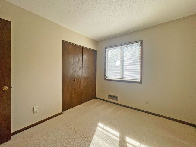 Building Photo - 4-Level Home with Fireplace & Big Yard is ...