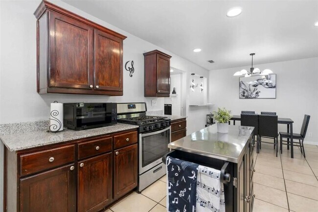 Building Photo - 6509 Sunstrip Dr