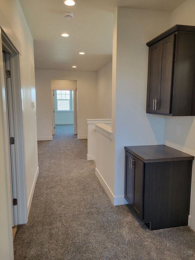 Building Photo - 3 Bed 2.5 Bath with double attached garage in Belgrade