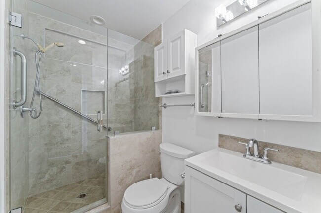 Building Photo - "Charming 2-Bed, 2-Bath Gem with RV Access in Santa Clarita!"