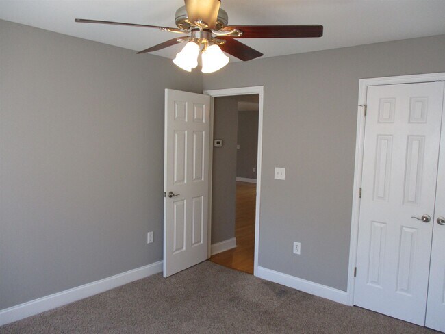 Building Photo - 2808 Blue Bell Ln