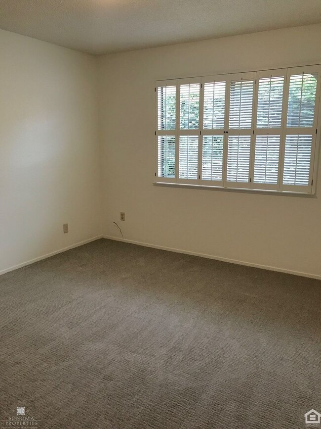 Building Photo - 2bd/2ba Condo in Eastside Sonoma!