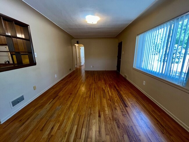Building Photo - Charming 3-Bedroom Home with Spacious Layo...