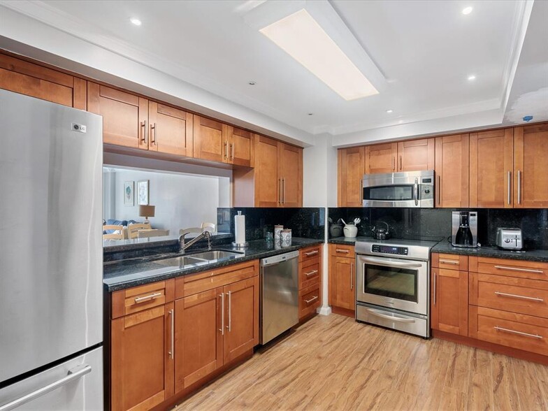 Building Photo - 1150 Hillsboro Mile