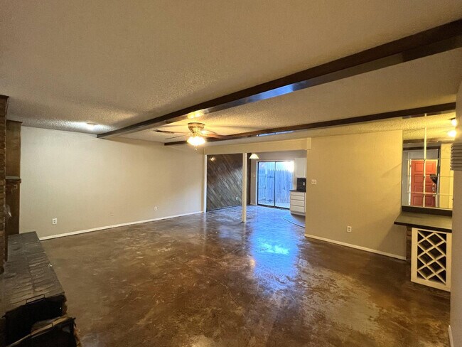 Building Photo - 8633 Knoxville Dr