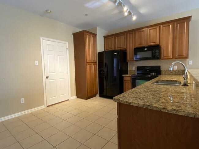 Building Photo - Lovely 2 bedroom townhome in very desirabl...