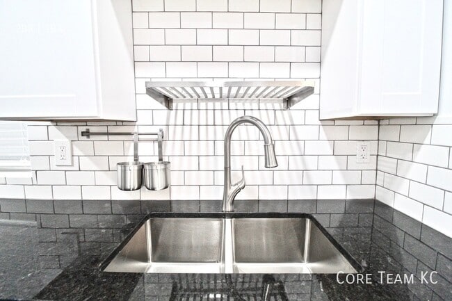 Building Photo - 7 E 38th St