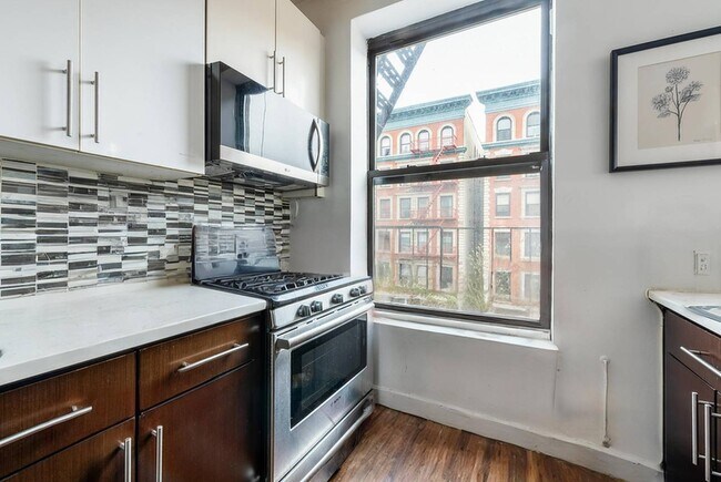 Building Photo - 411 Manhattan Ave