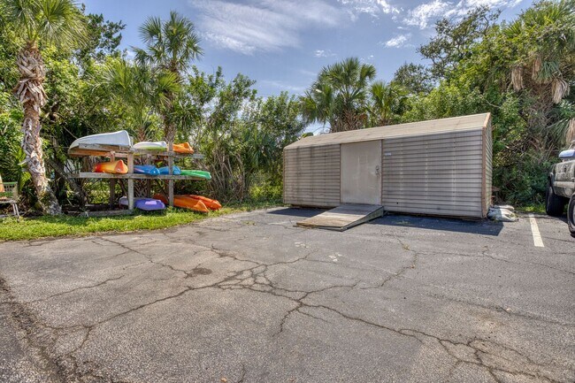 Building Photo - 3800 Saxon Dr