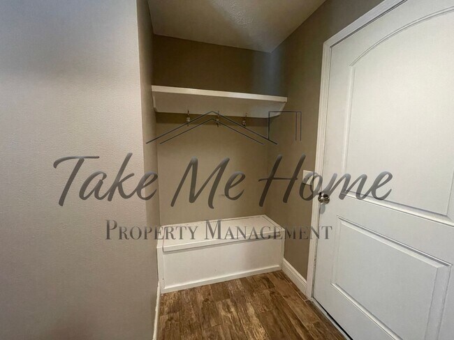 Building Photo - 4 Bedroom home in Springfield school district!