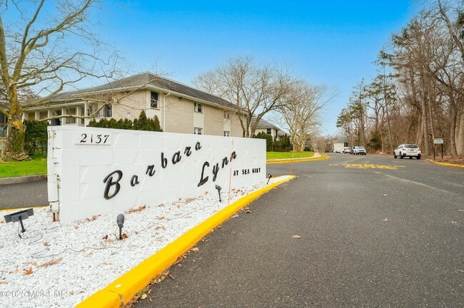 Building Photo - 2137 8th Ave