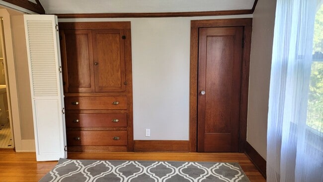 Building Photo - Bright and Spacious vintage 2 bedroom apar...