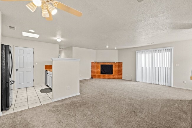 Building Photo - Foot Hills ! 2 bed/2 Bath home boasts beautiful views of the Mountains and the Lights of Albuquer...