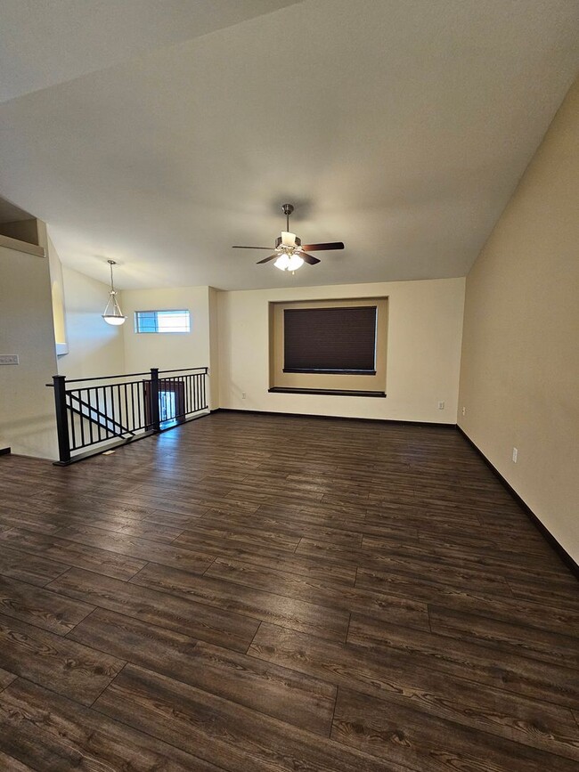 Building Photo - 3 BED | 2.5 BATH | SPLIT-FOYER HOME | DOUB...
