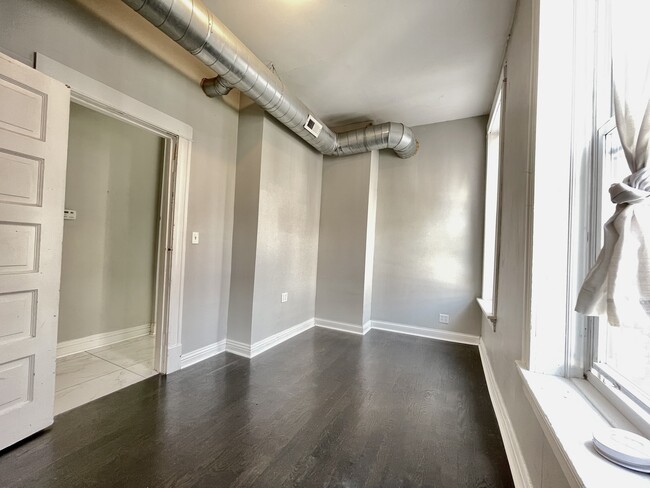 Building Photo - 2615 W Potomac Ave
